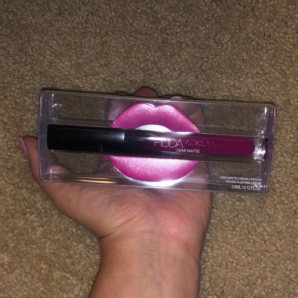 Huda Beauty Demi Matte Lipstick